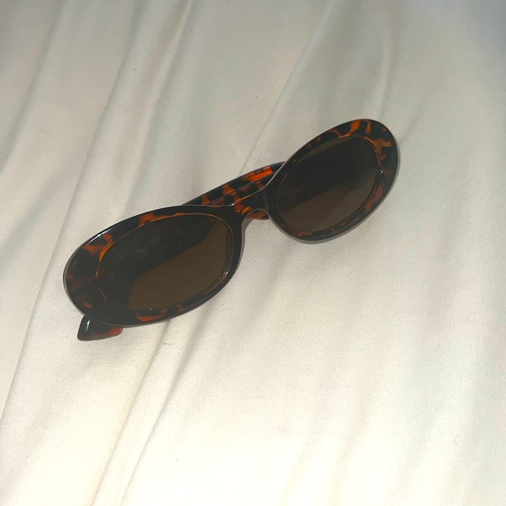 Tortoise black and brown oval 90s 2000s sunglasses